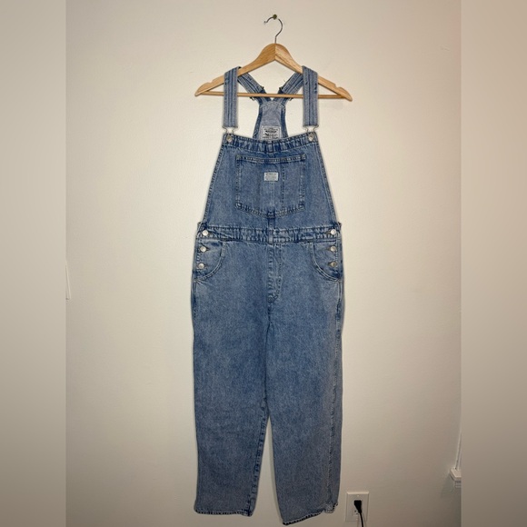 Levi’s Vintage Women’s Overalls in relaxed light wash denim size large - Picture 3 of 12
